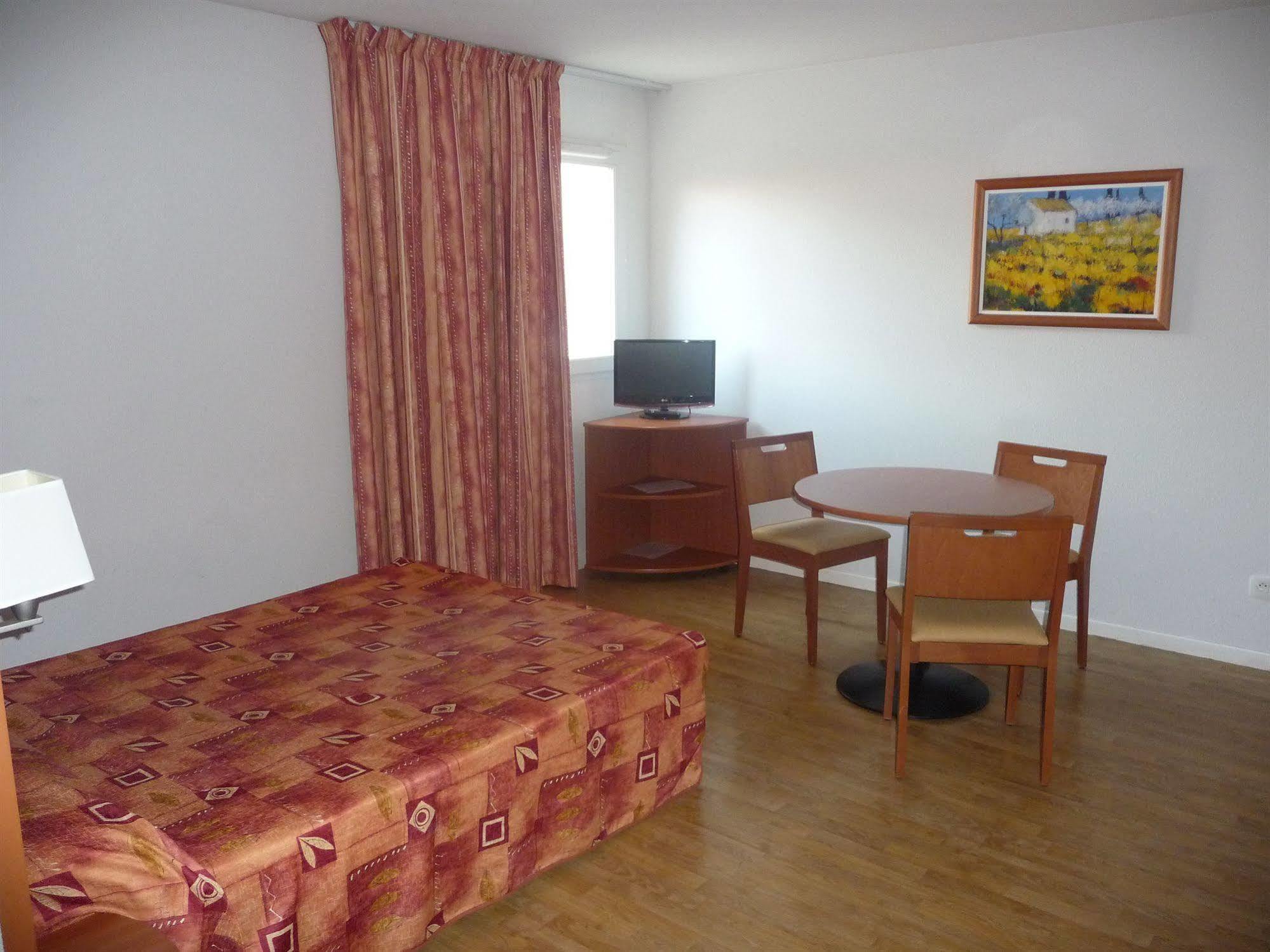 Aerel Hotel Aeroport Бланьяк Экстерьер фото